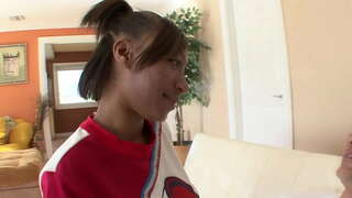 ���ालो किशोर cheerleaders द्वारा गडबड हुन्छ र सेतो फुटबल प्रशिक्षक