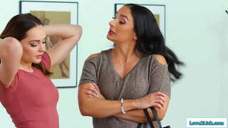 Busty belle-mère et sa belle-fille ont un secret d&#039;affaire et le bébé qui se faufile dans les milfs chambre et ils s&#039;embrassent.Le latin jantes d&#039;elle et elle lui lèche la chatte