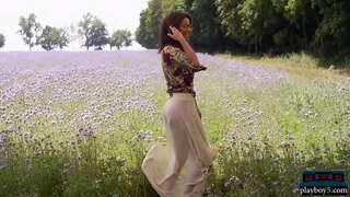 Busty hwngareg MILF model yn cael noeth ac yn edrych yn hynod o boeth noeth Busty hwngareg MILF model yn cael noeth ac yn edrych yn hynod o boeth noeth