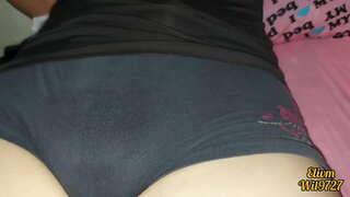 Soeur se caresse la CHATTE devant son Frère