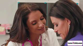 Busty သူနာပြုှတစ် milf ဆရာဒြပ်ပေါင်းသူမ၏ဆံပင်ရိတ်လာျ။အနက်ရောင်ဆံရှင်ယူတာပဲနှင့်သူမ၏ကြီးမားသော tits နဲ့တော့ဒြပ်ပေါင်းနှင့် masturbates သူမလာျ။ထိုအခါသူတို့ ၆၉