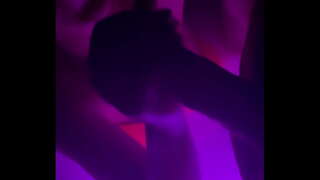 A pris ma petite sœur dans les bains chauds de sucer ma bite