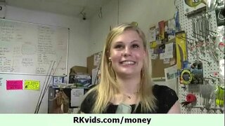 Vruće tinejdžerka pusti nas da je jebe za novac 10