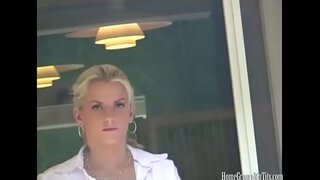 Sexet blondine med store naturlige bryster fucks hendes kæreste ved poolen
