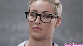 Жас красотка жейді пизду өз нұсқаушылар сабақтан кейін