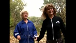 Geile rijpt willen experimenteren met elkaars kut in het gras