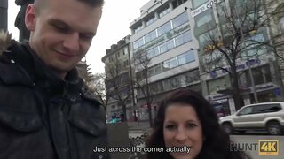 ПАЛЯВАННЕ НА 4K.Паляўнічы знаходзіць прагную шлюха Джослин Зэт на пляцы Вацлава ў Празе ПАЛЯВАННЕ НА 4K.Паляўнічы знаходзіць прагную шлюха Джослин Зэт на пляцы Вацлава ў Празе