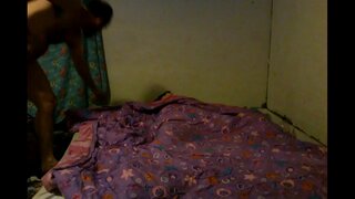 Yatağa bağlı ve bir ders verdi