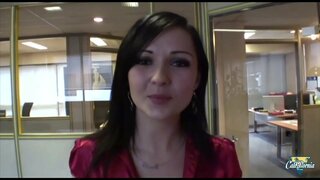 صغيرة سمراء يقدم لها الحمار مع المتعة