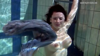 Κολύμβησης μωρό μου Katka ταινίες κάτω στην πισίνα