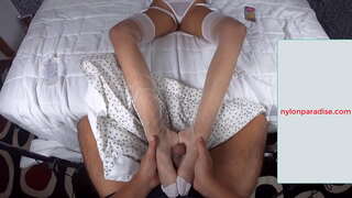 Cum στο νάυλον πέλματα των ποδιών